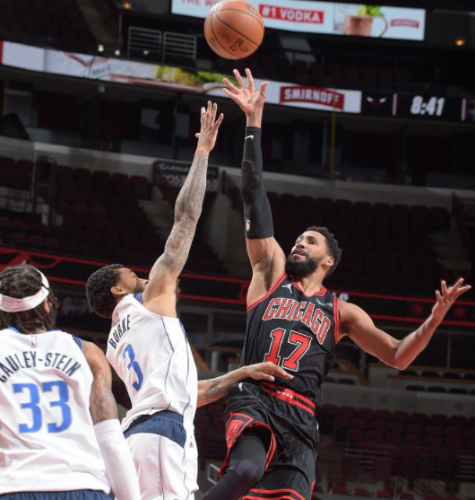 四川队险胜新疆队,拉文状态火热 四川队险胜新疆队,拉文状态火热