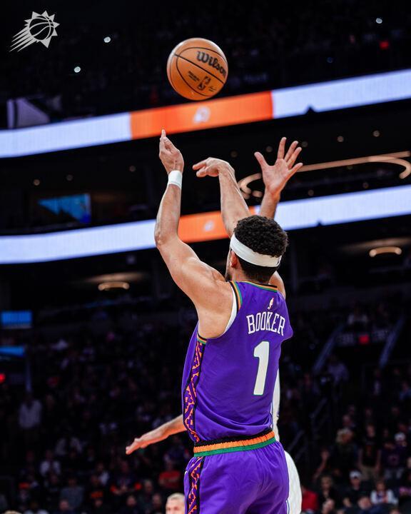 雷霆绝杀尼克斯,布克状态火热 雷霆绝杀尼克斯,布克状态火热