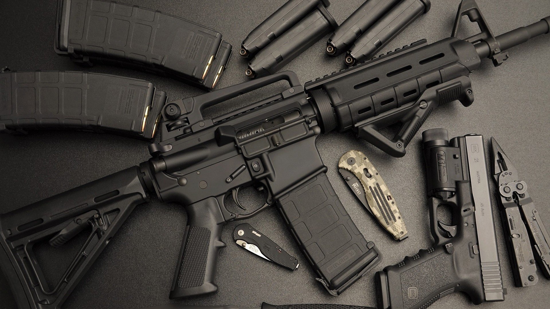 钢铁决斗场，当F1街道赛的霓虹为劳塔罗的制胜时刻闪烁